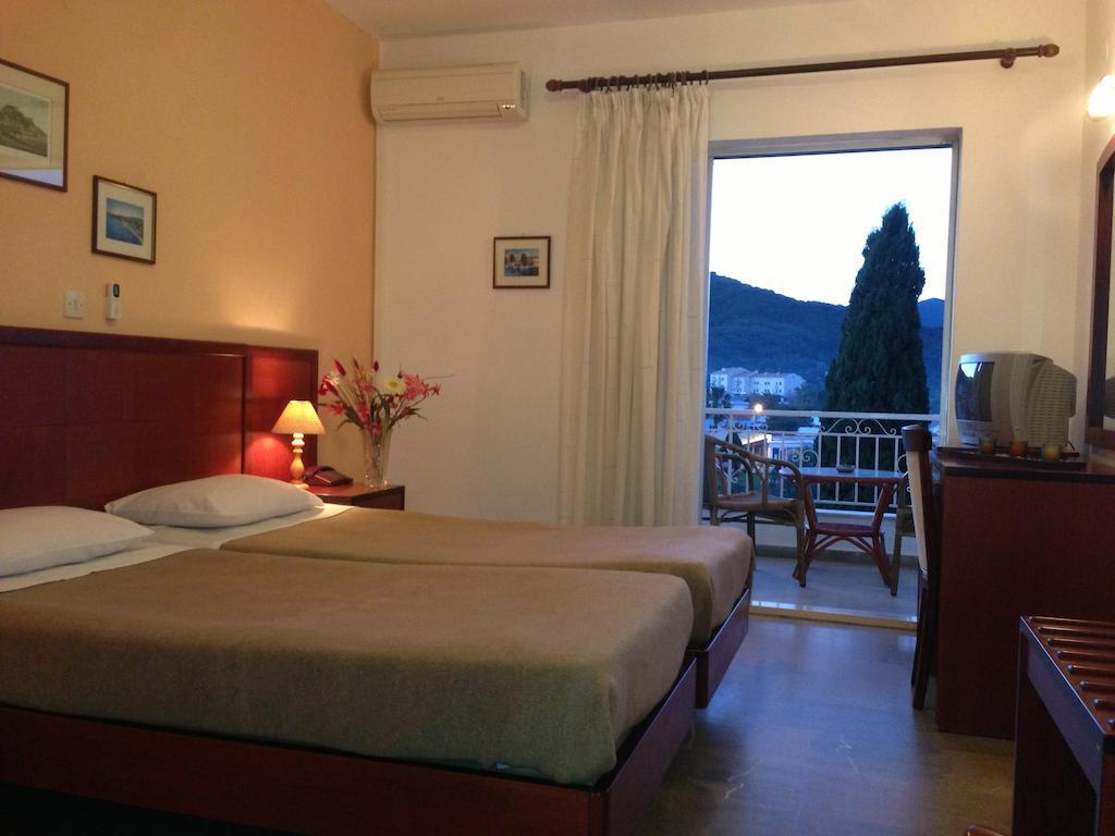 Three Stars Beach Hotel Moraitika Quarto foto